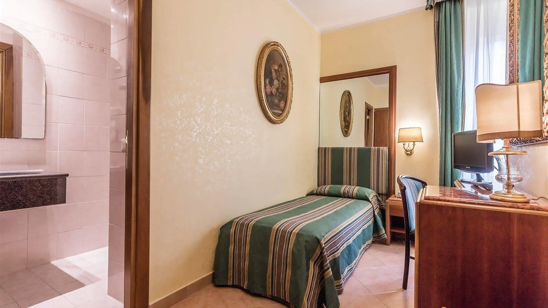 Raeli Hotel Noto روما