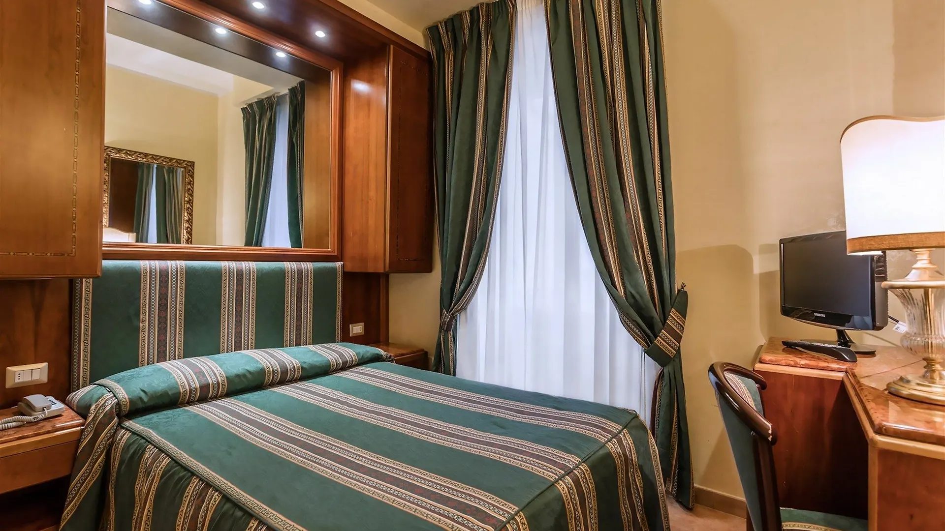 Raeli Hotel Noto روما
