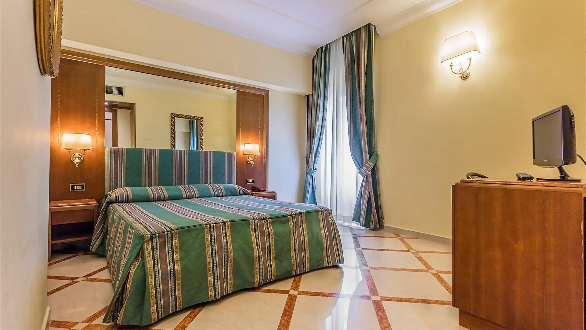 Raeli Hotel Noto روما