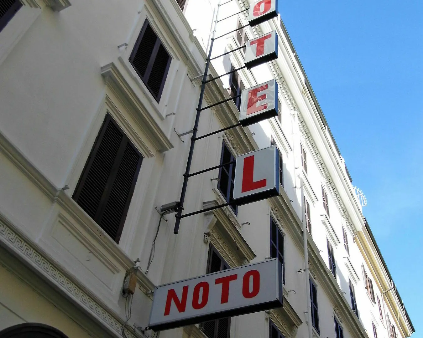 Raeli Hotel Noto روما