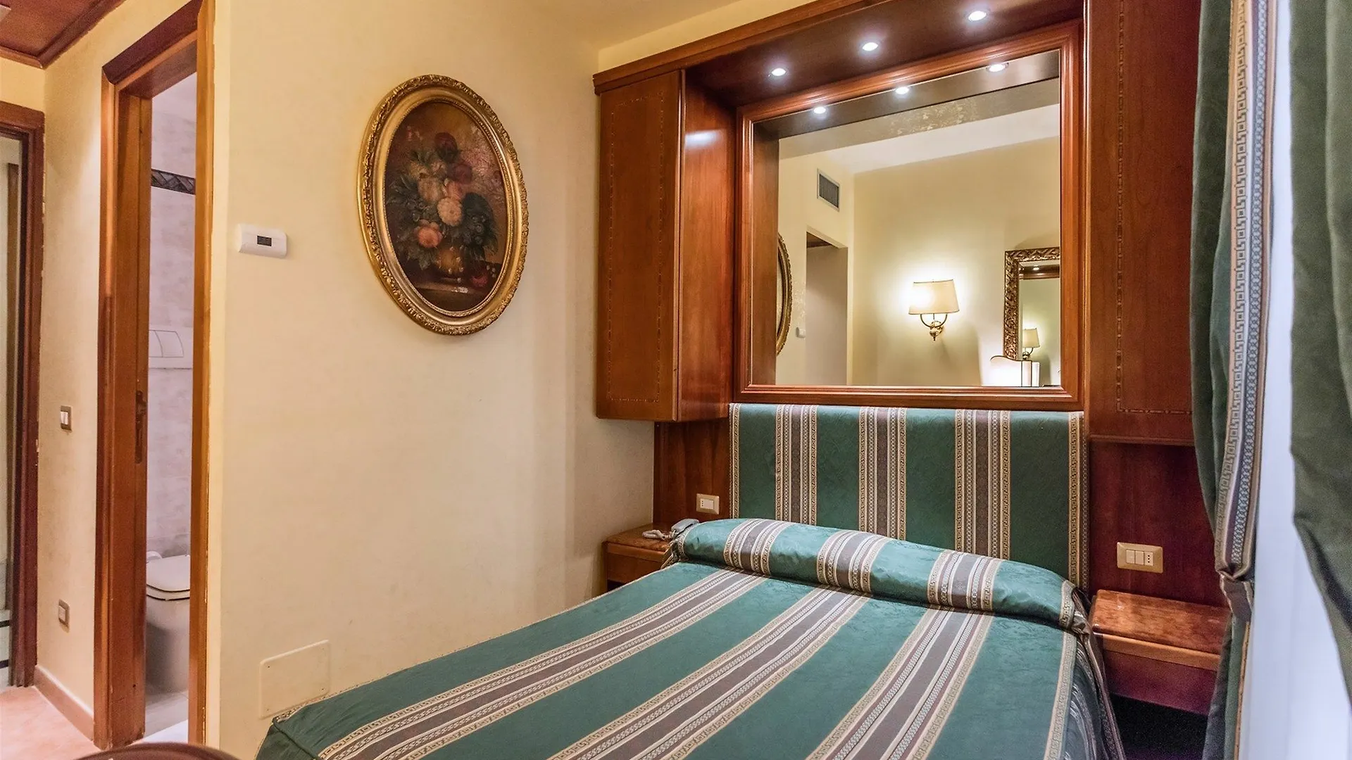 Raeli Hotel Noto روما